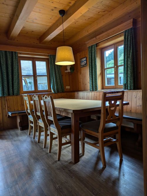 Wohnzimmer mit Esstisch, und Couch